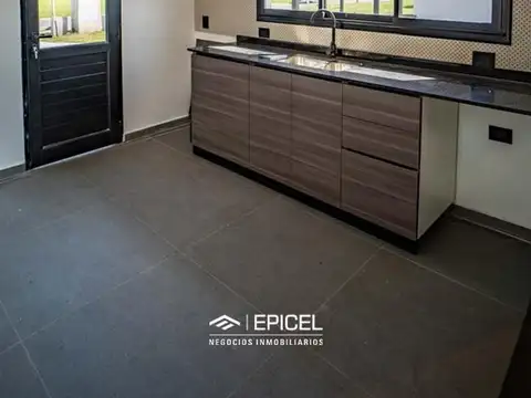 Casa en Venta con 4 cocheras