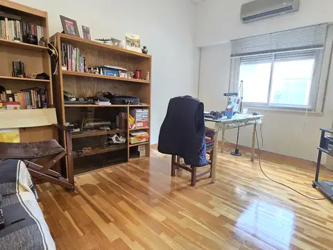 Departamento 3 Ambientes, Excelente Ubicación. 2do Piso por Escalera