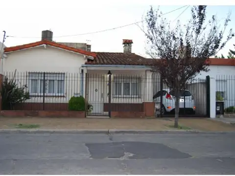 Venta Casa  4 Amb. c/  amplio fondo  Haedo Sur