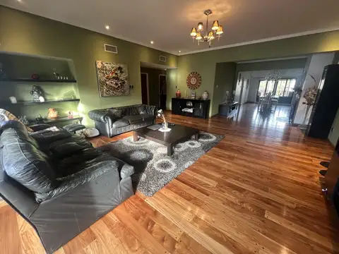 Casa en Venta con 4 cocheras