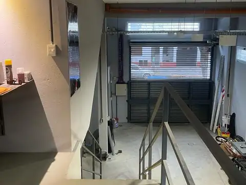 GALPON DOBLE ALTURA CON OFICINA EN EXCELENTE ESTADO EN VILLA DEVOTO