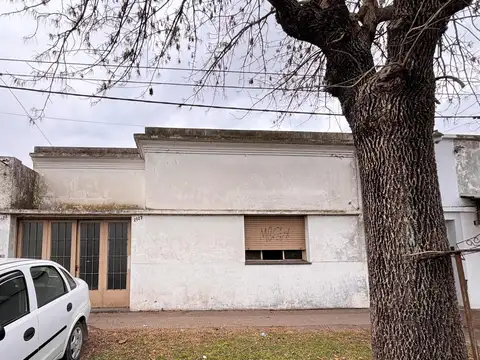 Lote propio, con casa a refaccionar. La Plata