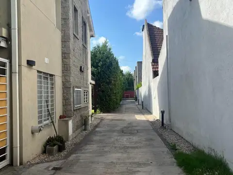 Casa en Alquiler con 2 cocheras