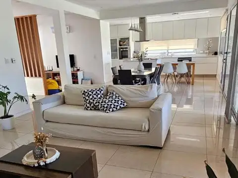 Casa en Alquiler con 2 cocheras