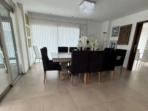 Casa 6 ambientes con 4 baños