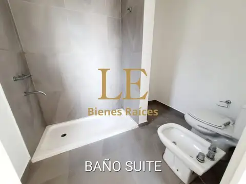 Casa en Alquiler con 4 cocheras