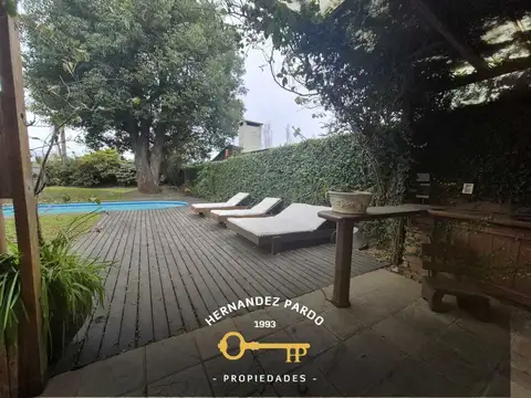 Casa 4 Dormitorios en 1000 mts2 de terreno parquizado con suite independiente en planta alta