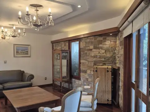 Casa 4 Dormitorios en 1000 mts2 de terreno parquizado con suite independiente en planta alta