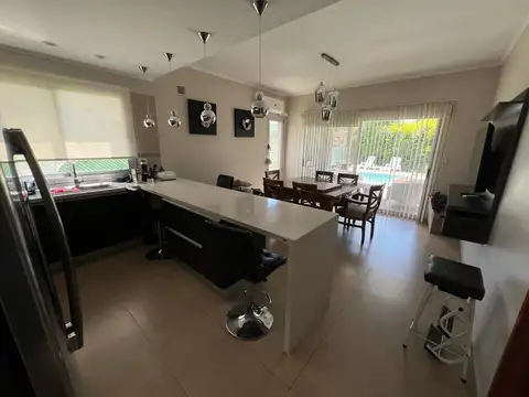 Casa en Alquiler con 4 cocheras