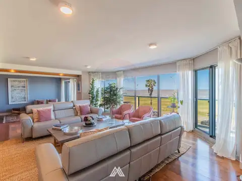 VENTA Apto 4 dormitorios parrillero garaje x2