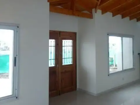 Casa 4 ambientes con 2 baños