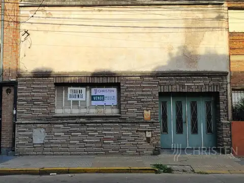 Casa en venta con patio pileta quincho y cochera 