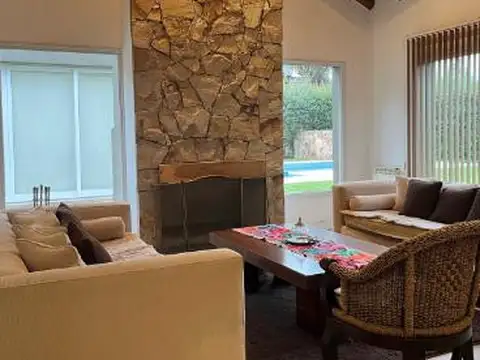 Casa en Alquiler con 2 cocheras