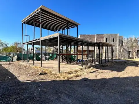 VENTA DE LOTE CON OBRA INICIADA EN STEEL FRAME