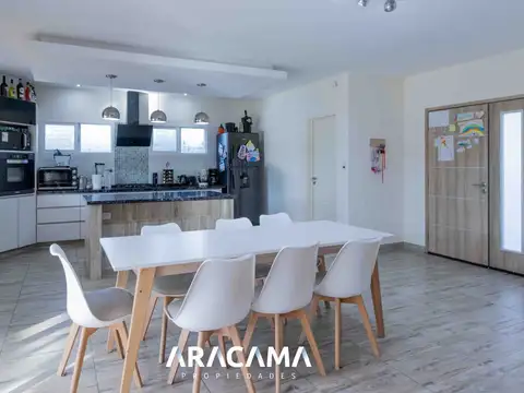 Casa 4 ambientes con 2 baños