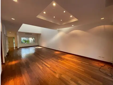 Casa en Alquiler con 2 cocheras