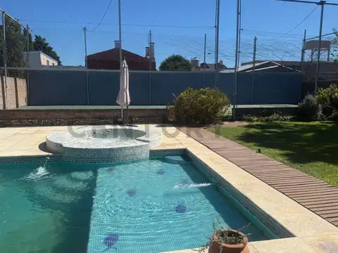 IMPORTANTE CASA 4 AMBIENTES CON PISCINA Y CANCHA DE TENIS EN HURLINGAM