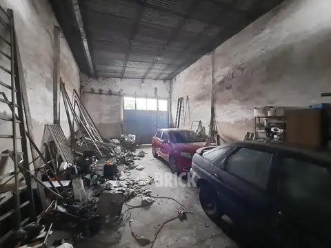 GALPON CON PARABOLICO EN ARTURO ILLIA AL 2500 - 241 M2