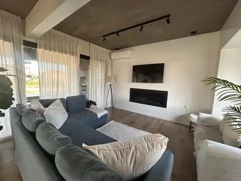 VENTA CASA 6 AMBIENTES CON PILETA - BARRIO SANTO TOMAS