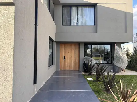 VENTA CASA 6 AMBIENTES CON PILETA - BARRIO SANTO TOMAS