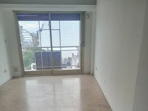 TRES  AMBIENTES EN CABALLITO, AL FRENTE CON BALCON Y AMPLIA COCINA