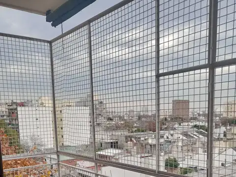 TRES  AMBIENTES EN CABALLITO, AL FRENTE CON BALCON Y AMPLIA COCINA