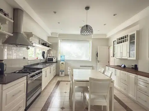 Casa en Venta con 3 cocheras