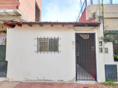 Combet  al 5700 entre Ituzaingo y Profesor Simon