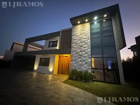 Casa 5 ambientes con 4 baños
