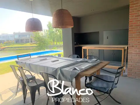 Casa en Venta con 4 cocheras