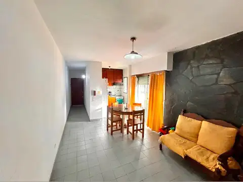 Departamento 2 ambientes primer piso por escalera