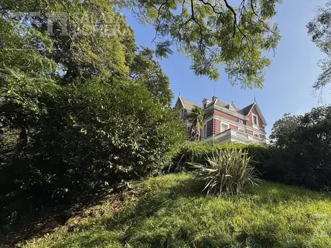 Casa colonial en venta 7 ambientes en Olivos