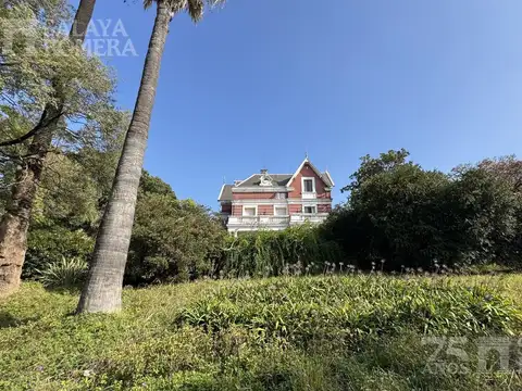 Casa colonial en venta 7 ambientes en Olivos
