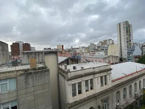Excelente monoambiente al fente con balcón, muy luminoso. A metros de Facultad de Medicina