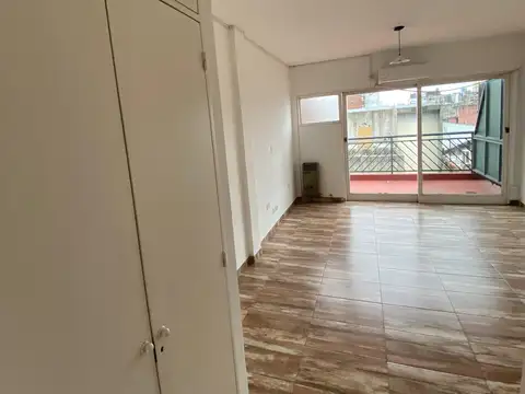 Excelente monoambiente al fente con balcón, muy luminoso. A metros de Facultad de Medicina