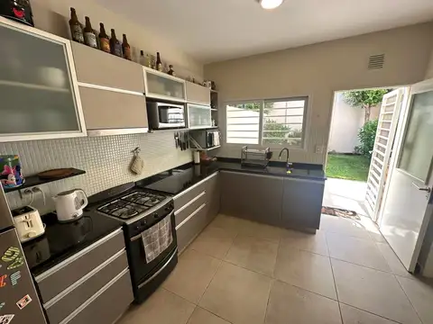 Casa 4 ambientes con 2 baños