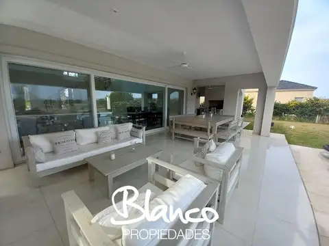 Casa en Alquiler con 4 cocheras