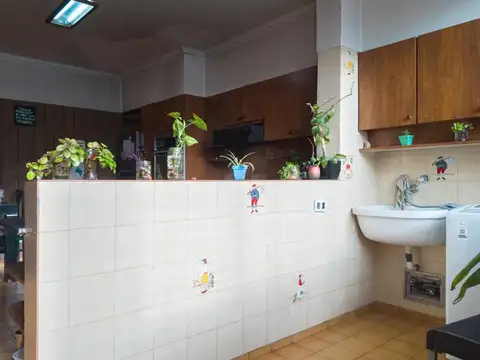 CASA 6 AMB CON COCHERA Y PARQUE EN VENTA, QUILMES