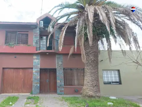 CASA 6 AMB CON COCHERA Y PARQUE EN VENTA, QUILMES