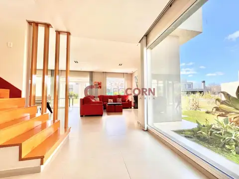 Casa 6 ambientes con 5 baños