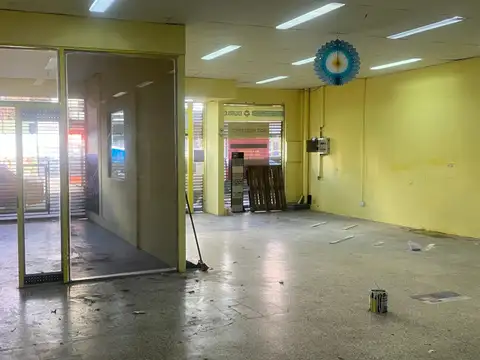 Local comercial, calle Belgrano a una cuadra de la plaza