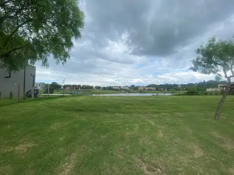 LOTE A LA LAGUNA EN BARRIO CERRADO EL CAZAL ESCOBAR 200