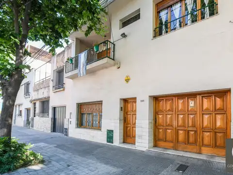CASA VENTA 4 DORMITORIOS JARDIN CON PARRILLERO PICHINCHA MACROCENTRO ROSARIO