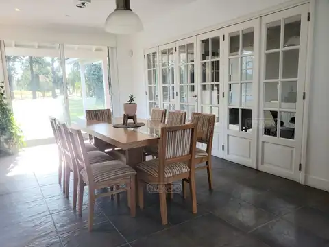 Casa en venta, 4 dormitorios, 4 baños sobre dos lotes, calle al hípico, C.C. Banco provincia