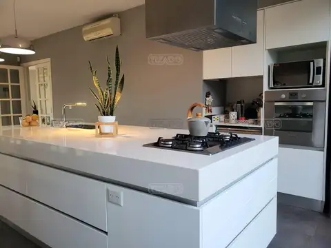 Casa en venta, 4 dormitorios, 4 baños sobre dos lotes, calle al hípico, C.C. Banco provincia