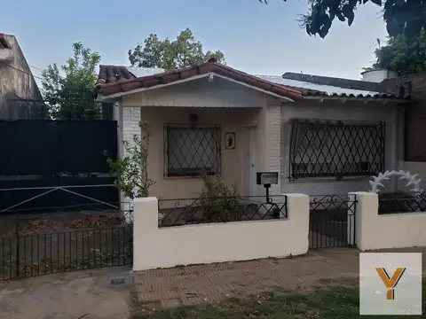Casa en venta - 2 habitaciones 1 baño - gran patio - 320mts2 - Florencio Varela