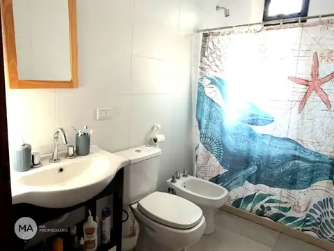 Casa 2 ambientes con 2 baños