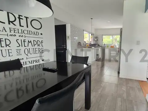 Casa 4 ambientes con 2 baños