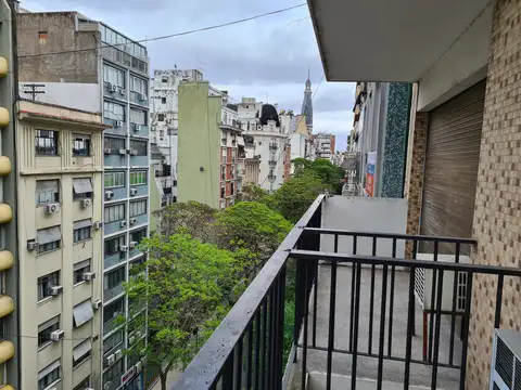 Oficina de 2 ambientes con balcón, al frente, piso alto