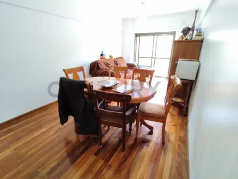 Departamento 2 dormitorios, patio y cochera